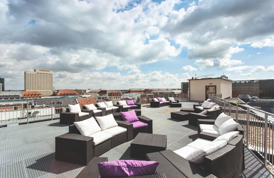 Bestuhlung auf der Dachterrasse Salles de Pologne