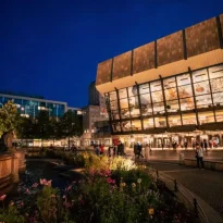 Außenansicht Gewandhaus bei Nacht