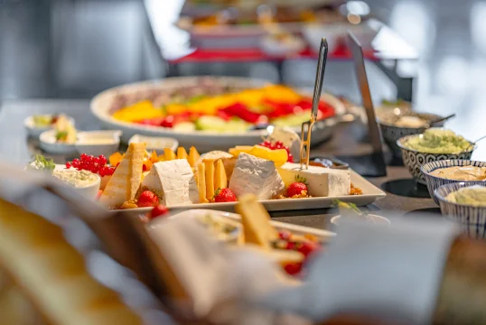 Käseplatte beim Sonntagsbrunch