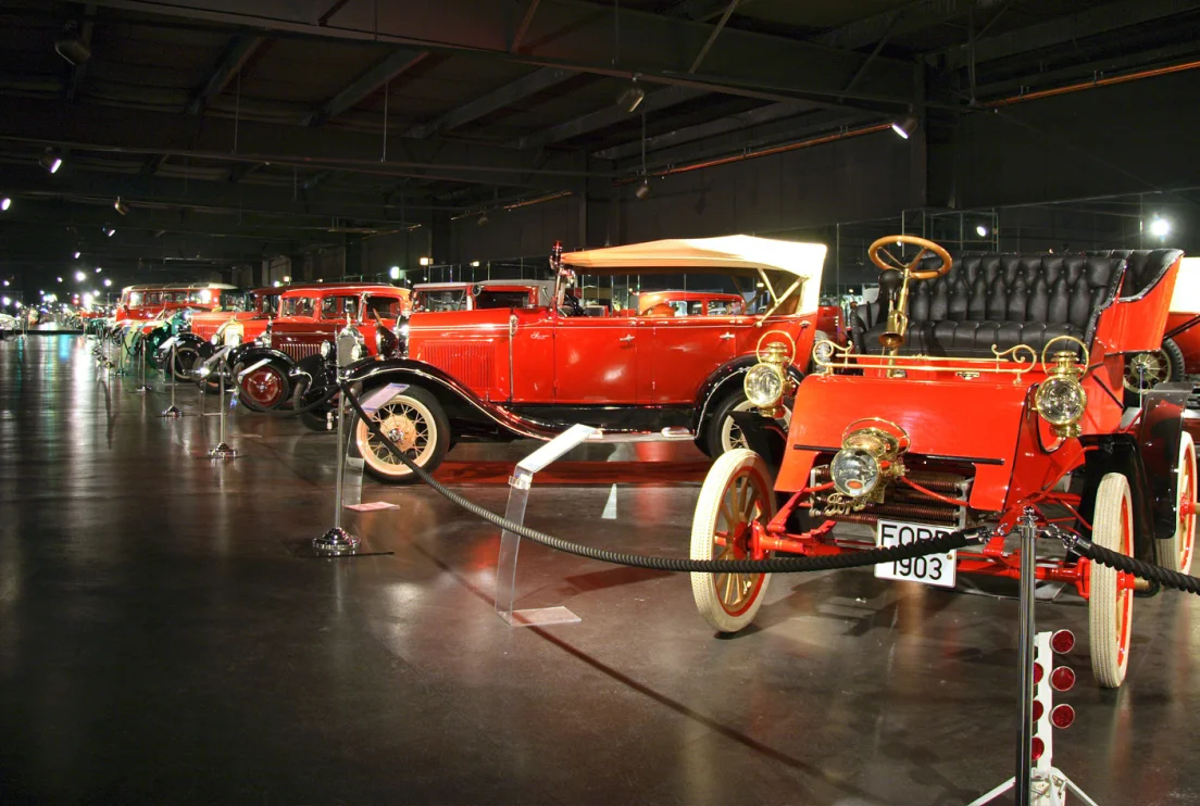 Reihe von Oldtimern im Da Capo Oldtimermuseum