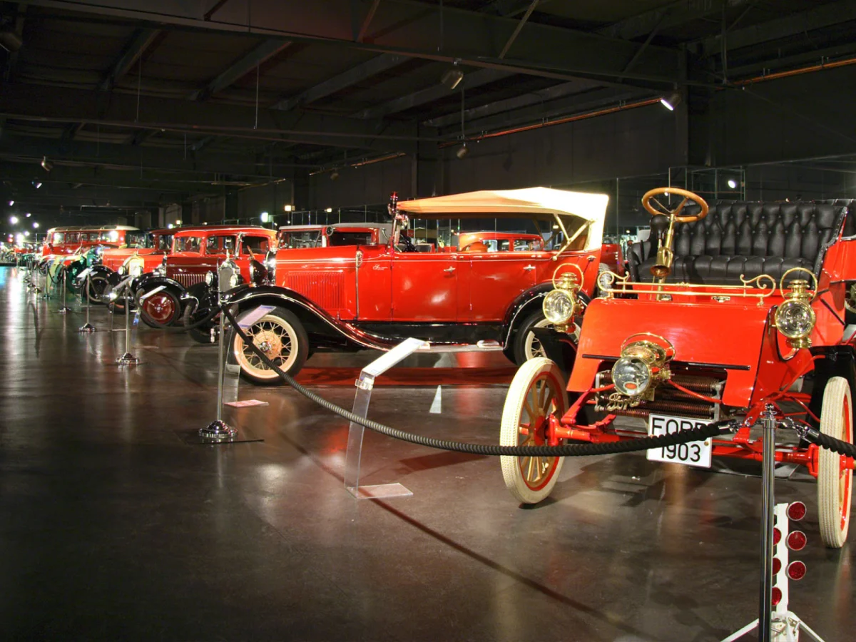 Reihe von Oldtimern im Da Capo Oldtimermuseum