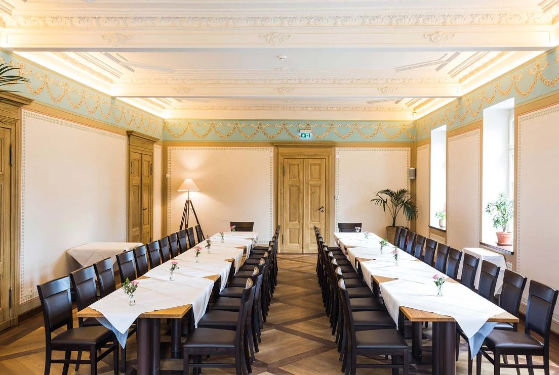 Residenz 1 im Herrenhaus Möckern mit Stuckdecke und zwei langen, festlich gedeckten Tafeln 