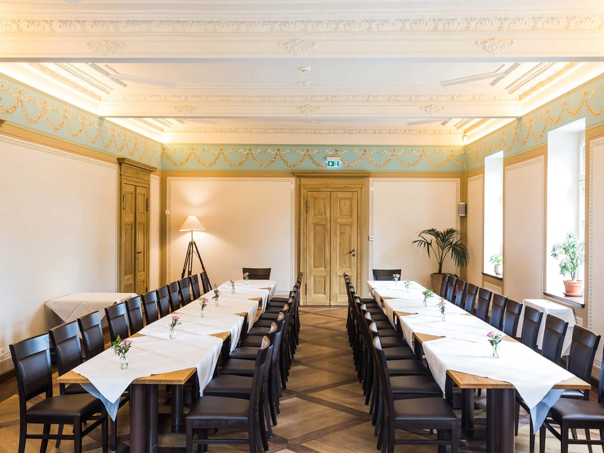 Residenz 1 im Herrenhaus Möckern mit Stuckdecke und zwei langen, festlich gedeckten Tafeln 