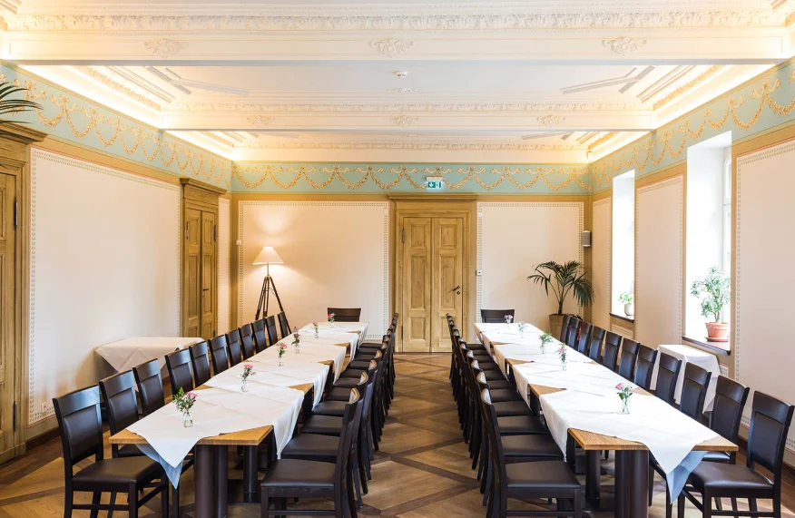 Residenz 1 im Herrenhaus Möckern mit Stuckdecke und zwei langen, festlich gedeckten Tafeln 