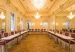 Spiegelsaal im Herrenhaus Möckern mit Kronleuchtern, Stuckdecken und U-förmig angeordneten Tischen für eine Tagung 