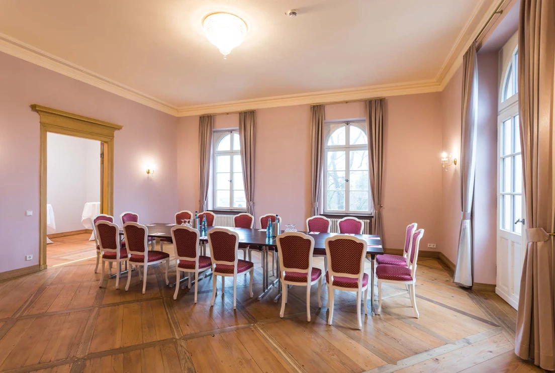 Himbeersalon des Herrenhaus Möckern mit Konferenztischen