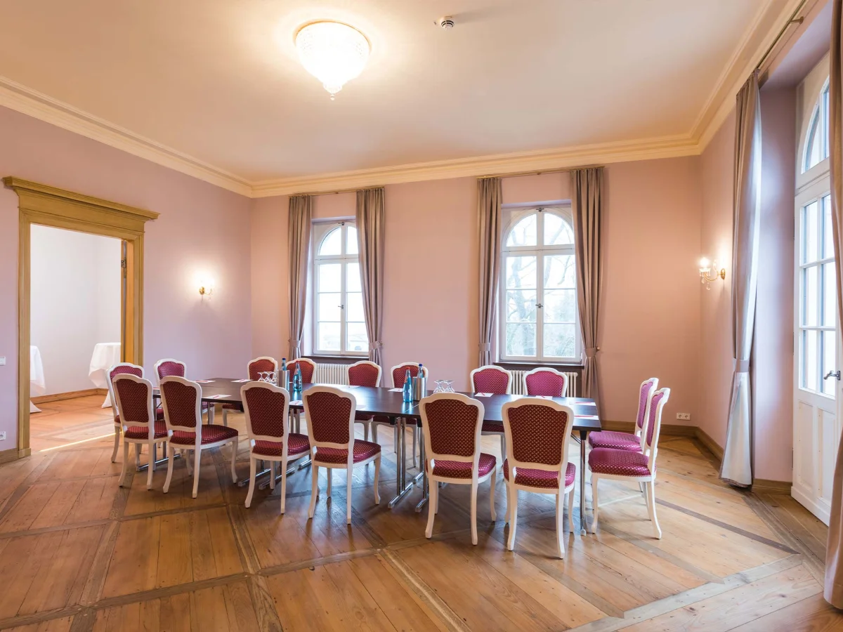 Himbeersalon des Herrenhaus Möckern mit Konferenztischen