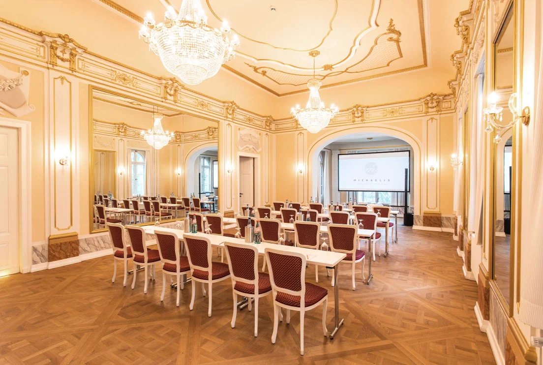 Spiegelsaal im Herrenhaus Möckern mit Kronleuchtern, Stuckdecke und parlamentarischer Bestuhlung für eine Tagung