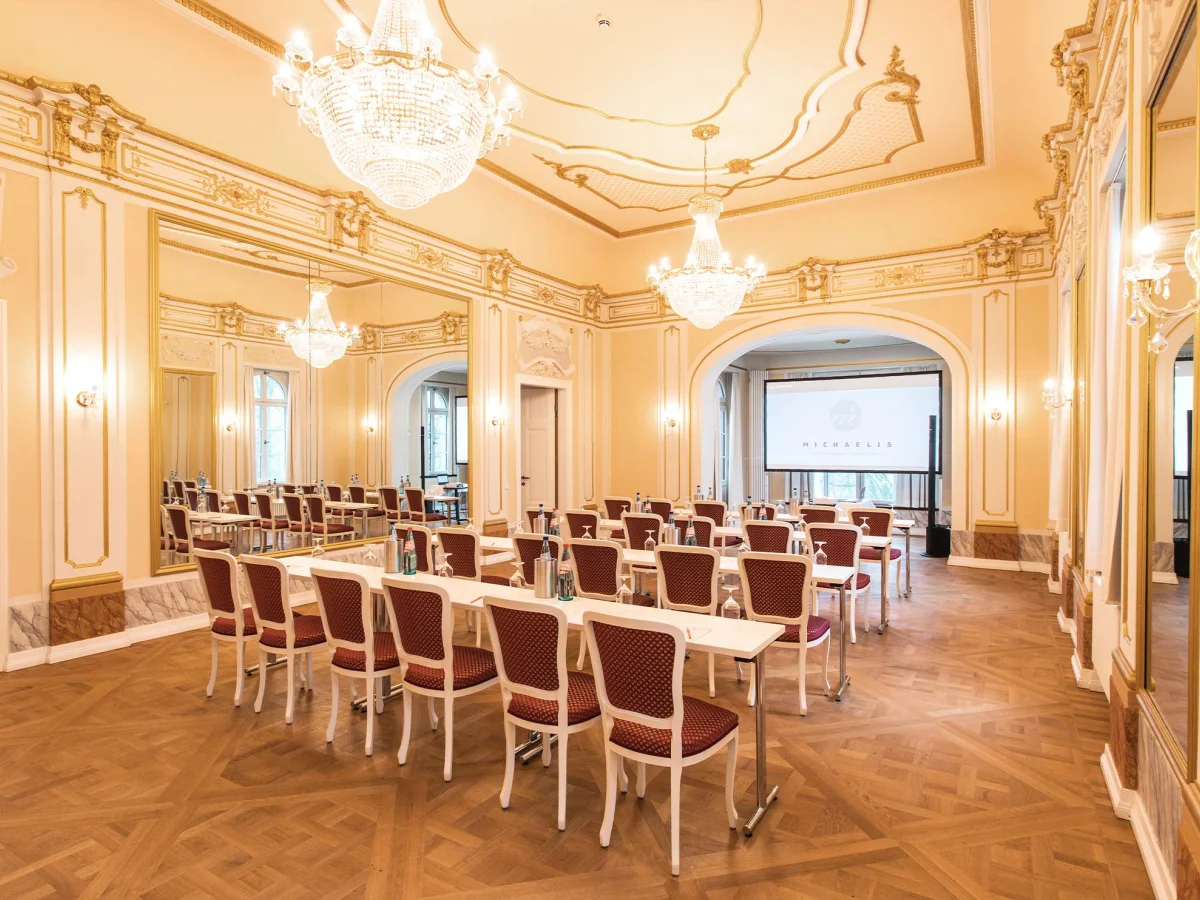 Spiegelsaal im Herrenhaus Möckern mit Kronleuchtern, Stuckdecke und parlamentarischer Bestuhlung für eine Tagung