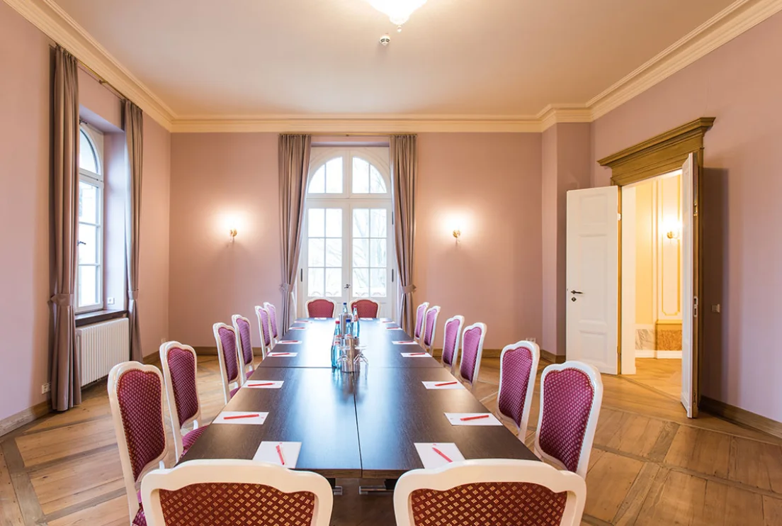 Konferenztisch im Himbeersalon des Herrenhaus Möckern 