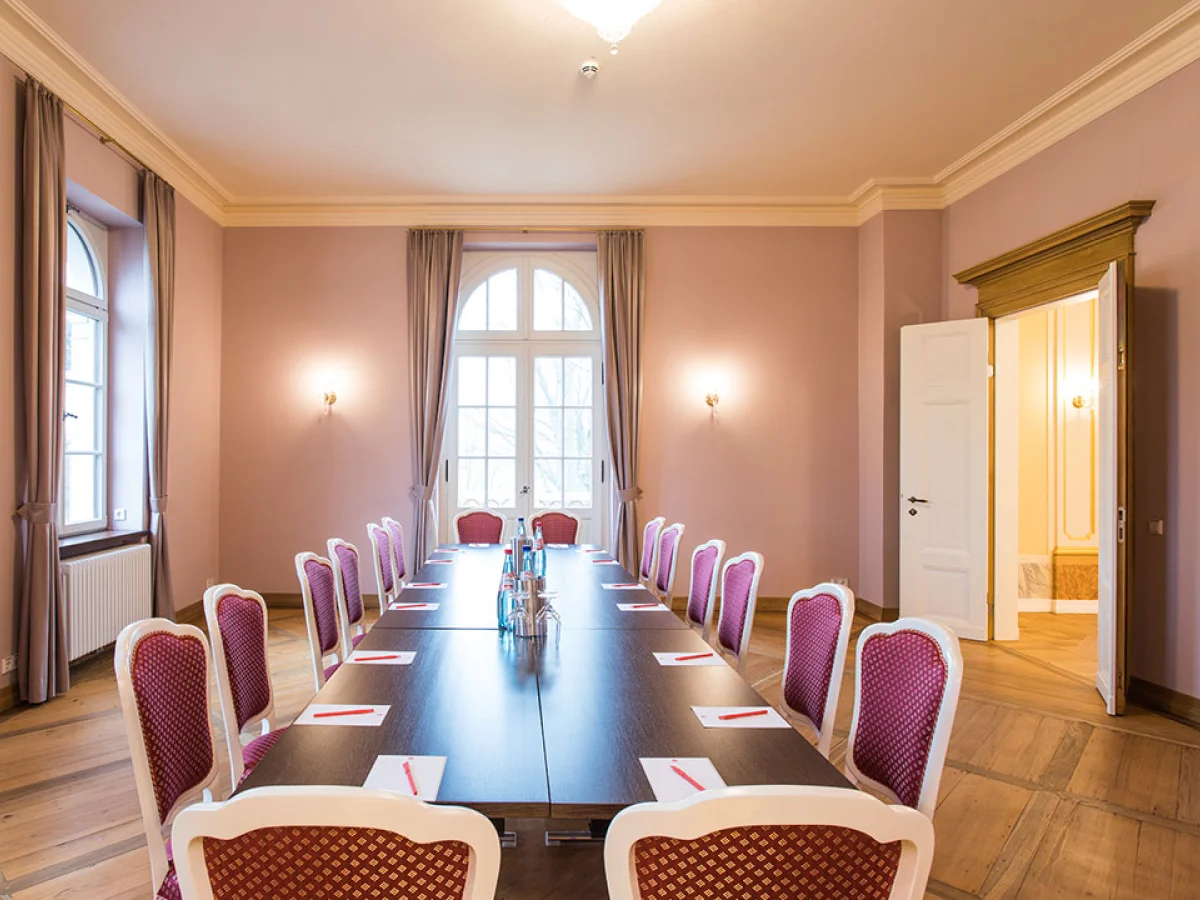 Konferenztisch im Himbeersalon des Herrenhaus Möckern 