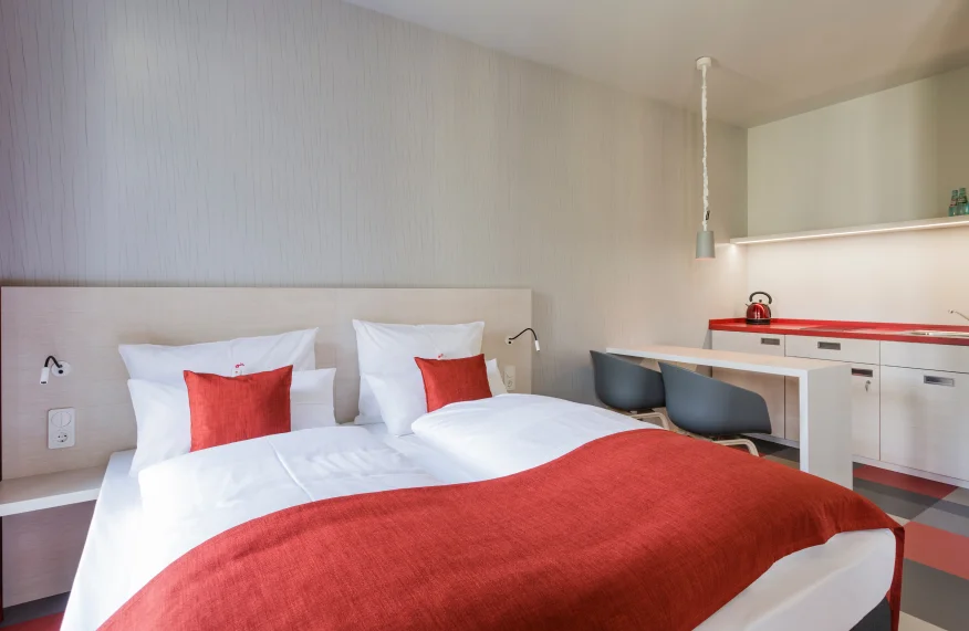 Hotelbett und Küche Appartement Miaboda 