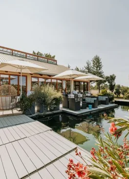 Terrasse und Teich an der Fliedertreiberei