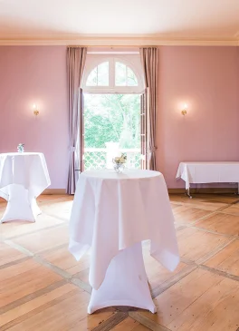 Stehtisch Himbeersalon im Herrenhaus Möckern