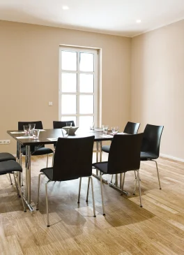 Tisch und Stühle im Tagungsraum Lavendel