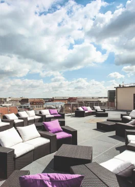 Bestuhlung auf der Dachterrasse Salles de Pologne