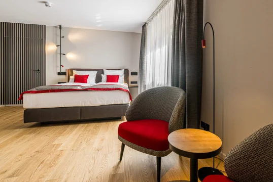 Doppelbett und Sitzecke im Hotel Michaelis