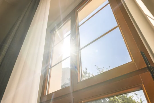 Hotelfenster mit Sonneneinstrahlung