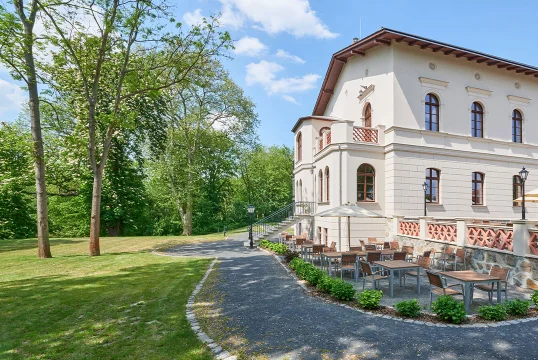 Außenansicht des Herrenhaus Möckern mit Ausblick auf die Terrasse und den Gartenbereich