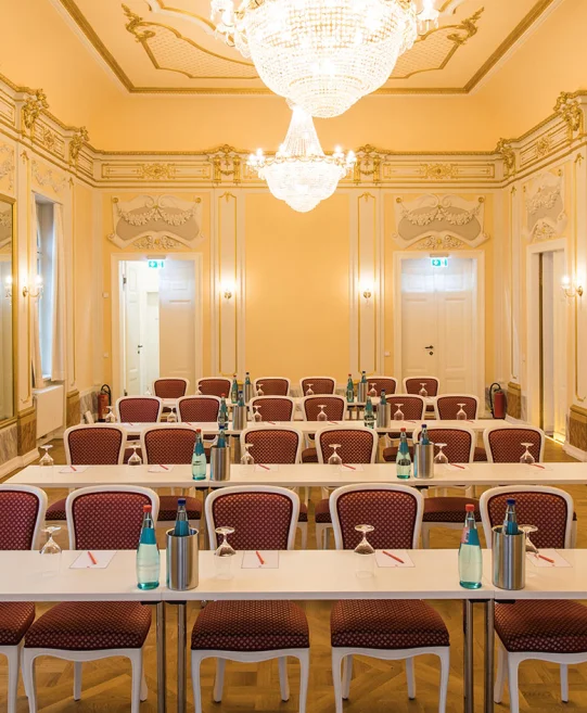 Spiegelsaal im Herrenhaus Möckern in parlamentarischer Bestuhlung