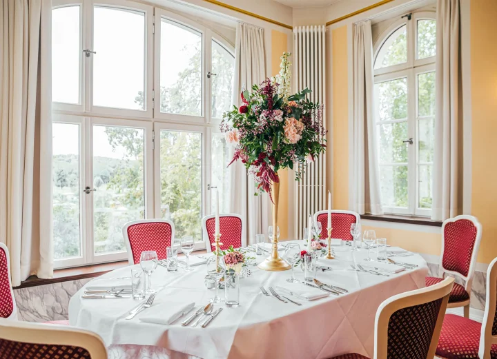 Festlich eingedeckter Tisch mit Blumenarrangement und stilvoller Dekoration
